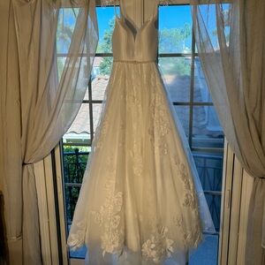 Beautiful Wedding gown.  Never worn!